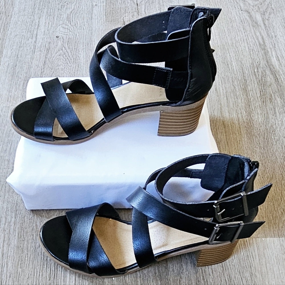 Size 7 Material Girl Strappy Heeled Sandals - Picture 3 of 9